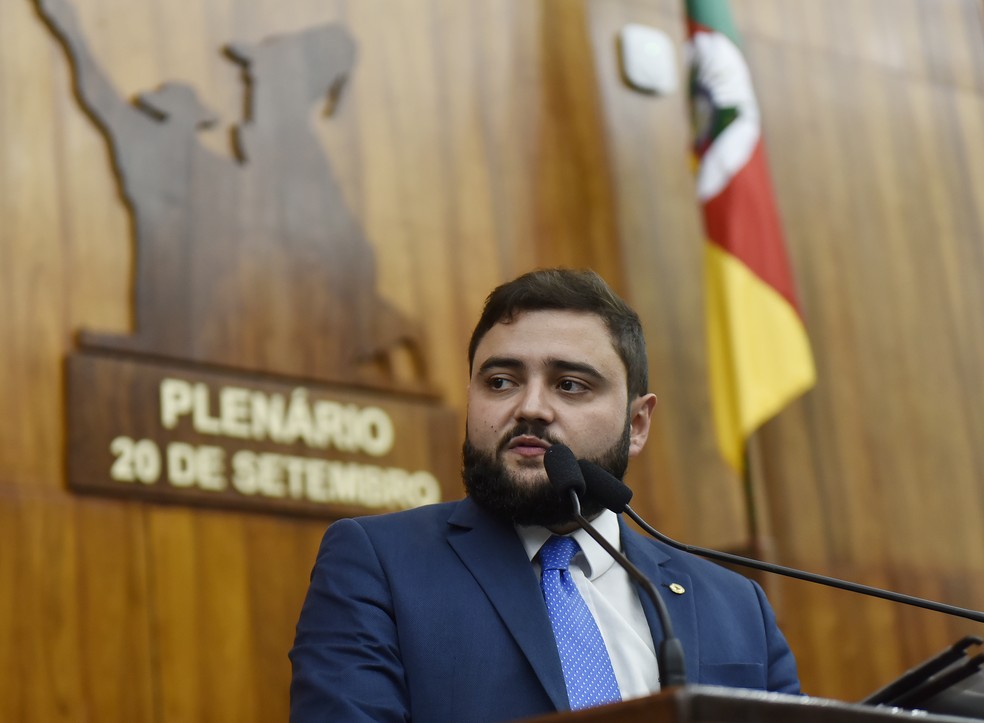 Gabriel Souza toma posse como presidente da Assembleia em 2021